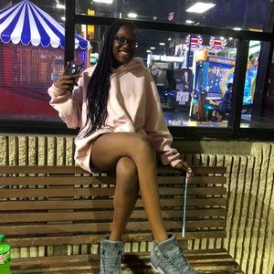 Meet your Posher, Rayven